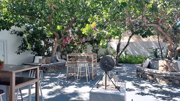 Το "Assyrtico Beer Garden" φέρνει τις μπίρες του Αιγαίου στη Σαντορίνη
