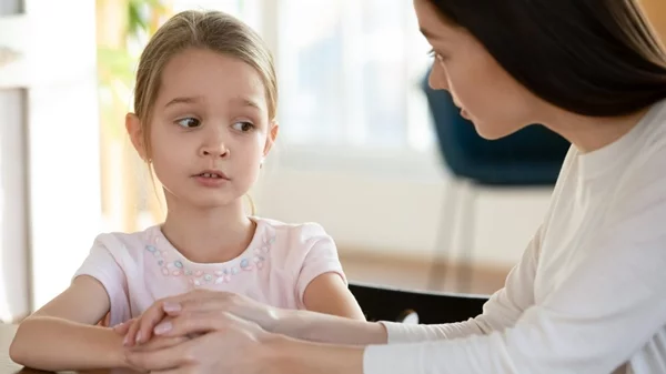 Πώς να υποστηρίξετε τα παιδιά όταν είναι λυπημένα ή φοβισμένα: Η σημασία της κατανόησης χωρίς πίεση