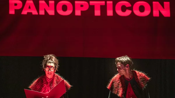 "Χορευτική πανούκλα": Η θεατρική έκπληξη της περασμένης άνοιξης επιστρέφει σε νέα στέγη