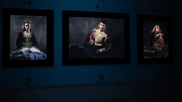 "Ένδυμα Ψυχής": Ο Βαγγέλης Κύρης και ο Ανατόλι Γεωργίεφ "κεντούν" μια πρωτότυπη έκθεση στο Μουσείο Ακρόπολης