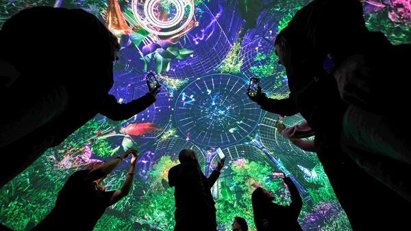 Με το ΔΕΗ The Butterfly Trail, η Πλατεία Συντάγματος μεταμορφώνεται σε ένα εντυπωσιακό VR θερμοκήπιο