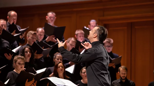 Ο Θεόδωρος Κουρεντζής γιορτάζει τα γενέθλιά του στο Μέγαρο με τη MusicAeterna