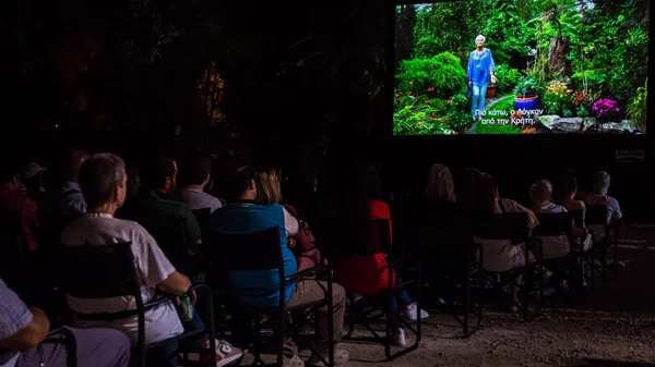 "Greekies": Ο Μενέλαος Καραμαγγιώλης στήνει μια ολοήμερη γιορτή στην Ελευσίνα