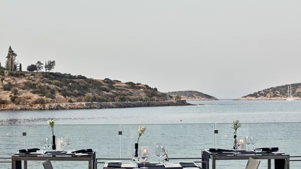 Minos Beach art hotel: Πολυσυλλεκτικό γαστρονομικό προφίλ σε κρητική ερμηνεία