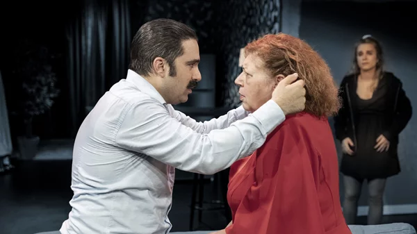 "Μακριά από παιδιά": Μετακομίζει σε μεγαλύτερη σκηνή