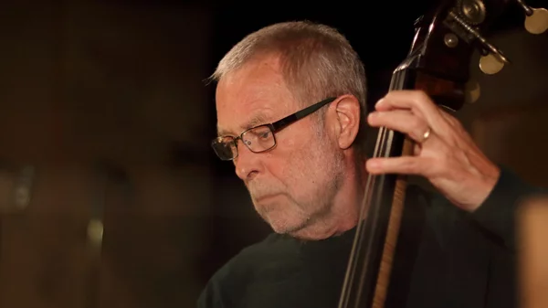 Dave Holland: "Όταν βρίσκεσαι κοντά σε σπουδαίους μουσικούς, μαθαίνεις για τη ζωή"