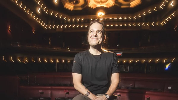 Ο stand up comedian Jeff Arcuri για πρώτη φορά στην Αθήνα