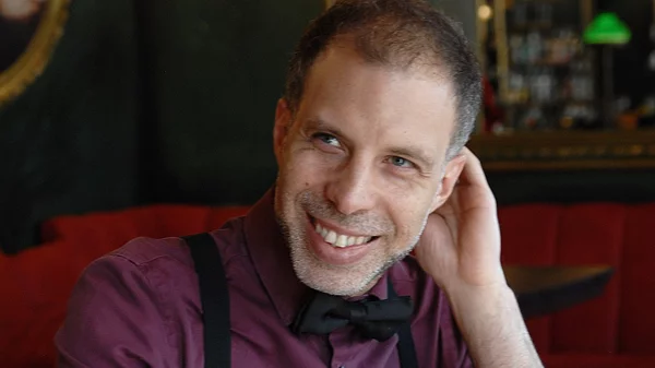 Ο Βασίλης Παπαδόπουλος σερβίρει δυτικά