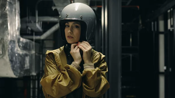 "The Fall of the House of Commons": Αλέκος Λούντζης, Ορέστης Παπαϊωάννου και Αλέξανδρος Ευκλείδης μας ανοίγουν την πόρτα για το διαμέρισμα του κοντινού μέλλοντος όπου εκτυλίσσεται η μυστήρια όπερα