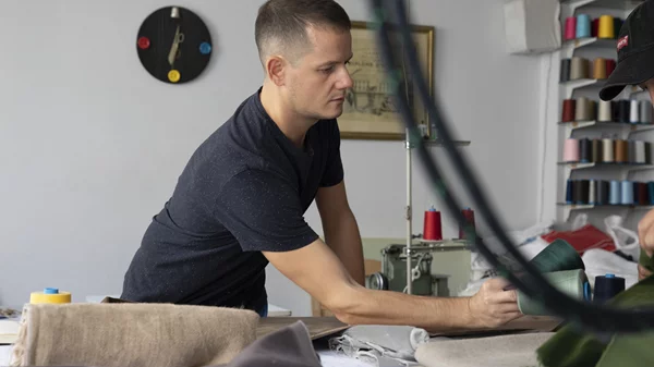 Για τον Alex Kotoulas το design περνά μέσα από τις παιδικές του μνήμες από την Καστοριά που κάποτε δεν θεωρούσε καθόλου cool