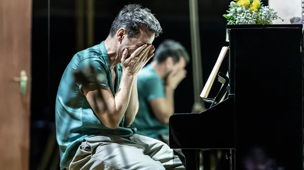 Ο συναρπαστικός Άντριου Σκοτ ερμηνεύει τον "Vanya" στο National Theatre Live