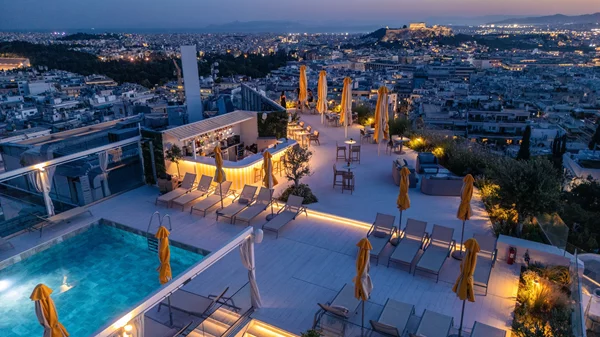 Υποδεχθείτε την τελευταία Πανσέληνο του καλοκαιριού στο Le Grand Balcon & La Suite Lounge