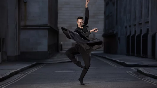 Ο Στέφανος Δημουλάς είναι ο πρώτος Έλληνας καλλιτέχνης σε λίστα της Forbes 30 Under 30