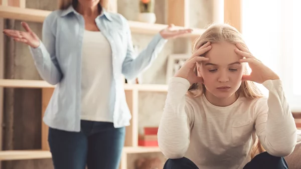 Η πρώτη βρισιά στην εφηβεία: Πώς να διατηρήσουμε τη σύνδεση με τα παιδιά