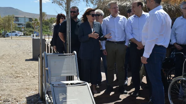 Σε προσβάσιμη για ΑΜΕΑ παραλία της Γλυφάδας η Όλγα Κεφαλογιάννη