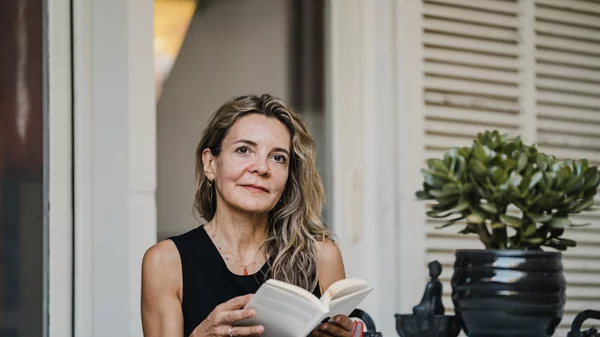 Mε την Αμάντα Μιχαλοπούλου για όσα μάθαμε από τις κόρες μας κι από τις ρυτίδες μας