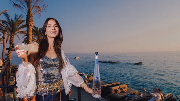 Ένα βράδυ με την Ηλιάνα Παπαγεωργίου και την ultra premium βότκα Grey Goose Altius στα πιο διάσημα club της Μυκόνου