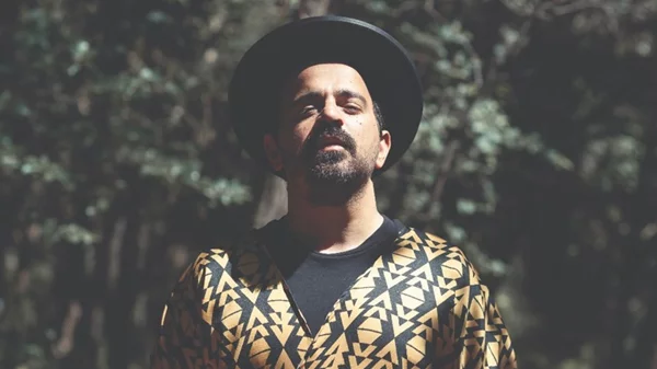 O Monsieur Minimal επιστρέφει με νέο τραγούδι κι ένα μίνι αφιέρωμα στον Δάκη