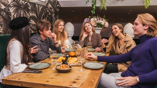 Timeleft: Ζήσαμε την εμπειρία ενός δείπνου με αγνώστους στο Παρίσι