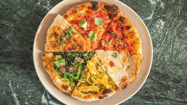 Χρυσοί Σκούφοι 2025: Πώς μια πίτσα έφτασε στις κορυφαίες γαστρονομικές εμπειρίες της χώρας