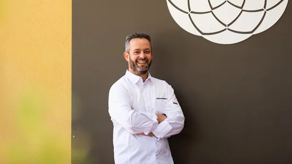 Ο Γιάννης Παρίκος ταξιδεύει την ελληνική κουζίνα στο Λος Αντζελες