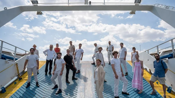 "Πέρσες" εν πλω στη Σαλαμίνα: Νικίτα Μιλιβόγεβιτς και Δημήτρης Ήμελλος μας ξεναγούν στον τόπο της Ναυμαχίας