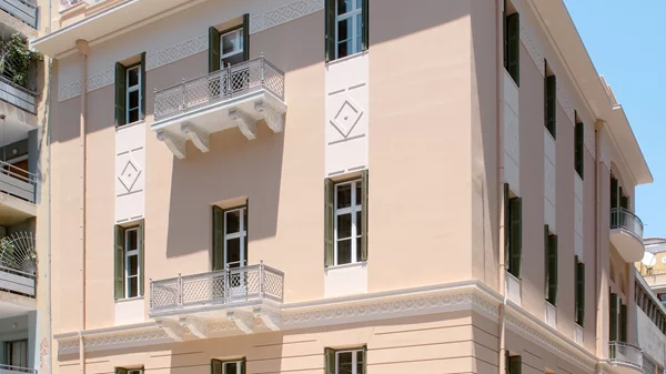 Ένα ιστορικό κτίριο στα Εξάρχεια αποκαλύπτει τα μυστικά του