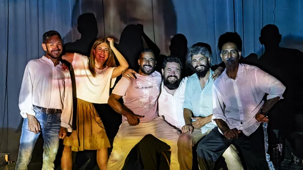 Video walkthrough: Η Ναταλία Δραγούμη πήρε μια πρώτη γεύση από την παράσταση "Σφάλμα Σύνδεσης", ένα υβριδικό θεατρικό θέαμα με τη χρήση AI