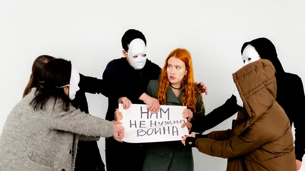 Μαρτυρίες Ρώσων πολιτών που τάσσονται κατά του πολέμου στην Ουκρανία στο "Τρόμος και απόγνωση στο Ρωσικό Βασίλειο"