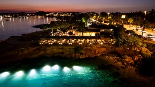 "Labros Restaurant": Φρέσκο ψάρι και θαλασσινά στην Αθηναϊκή Ριβιέρα