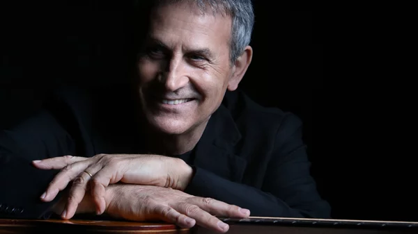 Η ρεμπέτικη ρίζα του Γιώργου Νταλάρα