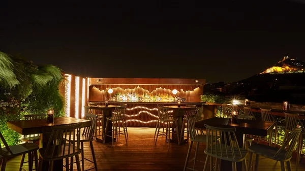 "Bar8": Στο κρυφό χαρτί της Μεγάλης Βρεταννίας με καλοκαιρινά vibes και ασιατικά bites