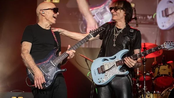 Οι θρυλικοί μουσικοί της ηλεκτρικής κιθάρας Joe Satriani και Steve Vai στον Λυκαβηττό