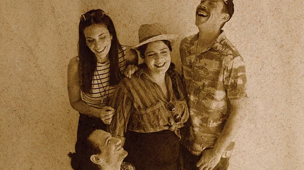 Η παράσταση "Sliding Slalom/Στρογγυλή" εξερευνά την ιστορία της Σαντορίνης