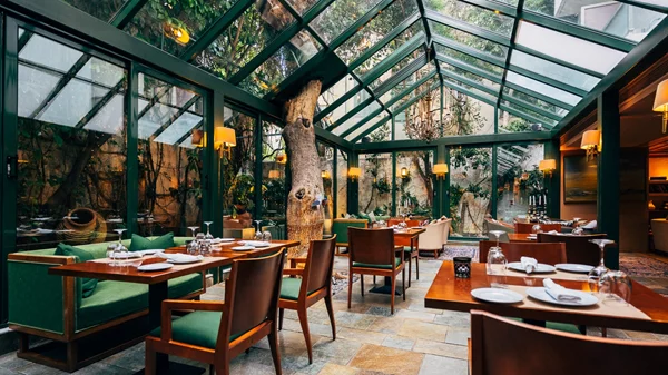 Atrium : 50 χρόνια λάμψη και φως