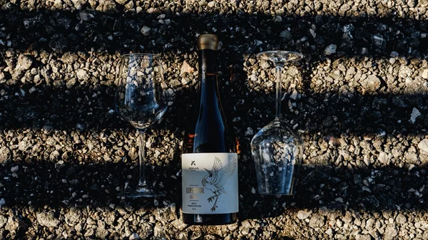 Εδώ είτε επιλέξεις λευκό είτε orange κρασί "θα έχεις να κάνεις" με το "Ασπρούδι"