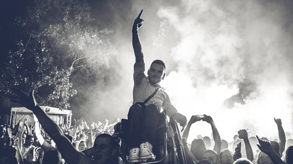 Εκπτωτικά εισιτήρια για άτομα σε αμαξίδιο στις συναυλίες της Smoke the Fuzz