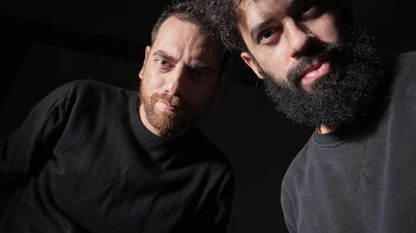 "Δύο που λένε αστεία": Αλέξανδρος Πασπαρδάνης και Οδυσσέας Ντενίζ Ουρέμ σε μια double bill παράσταση