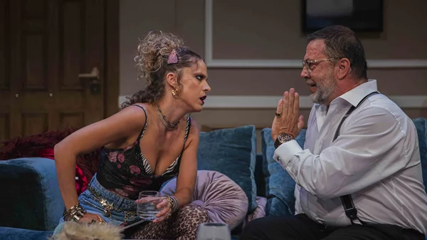 "Κανόνια και τρομπέτες": Η καυστική κωμωδία του Γιάννη Τσίρου συνεχίζει τη δυναμική πορεία της σε σκηνοθεσία του Γιώργου Παπαγεωργίου