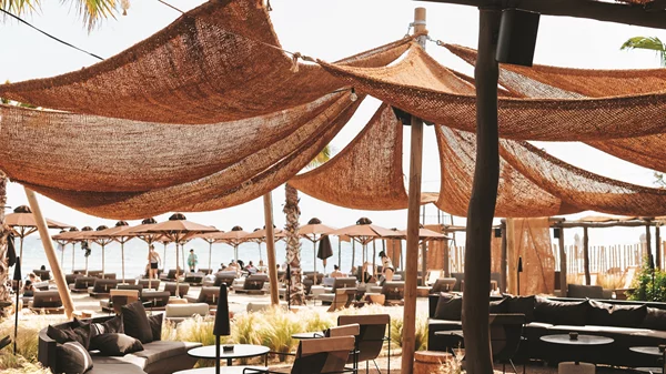 Στο The C Beach restaurant για θαλασσινές γεύσεις και κοσμοπολίτικο αέρα Αιγαίου