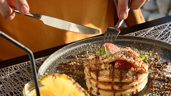 Στο "Poseidon Athens Hotel" για brunch με θέα στον Σαρωνικό