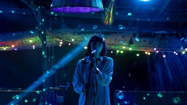 Η Σtella μάς μυεί στην old school pop μουσική στο Onassis Channel