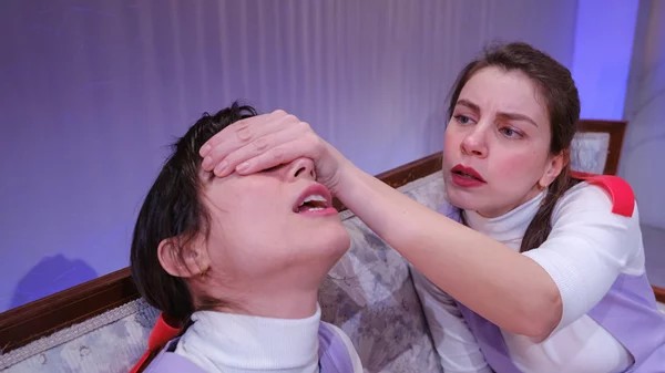 Κάποιος μιλάει μόνος του κρατώντας ένα ποτήρι γάλα