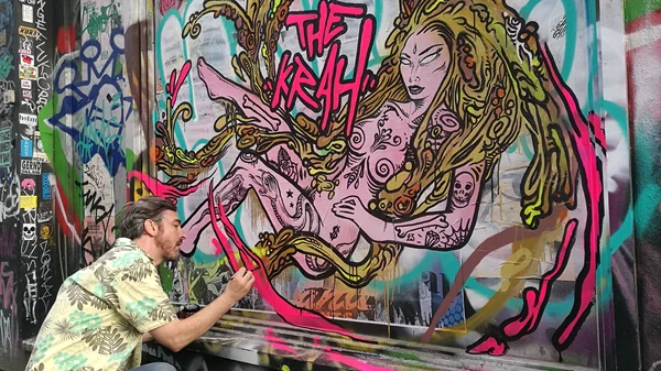 Ο καλλιτέχνης The Krah φέρνει την τέχνη του δρόμου στην Αθήνα