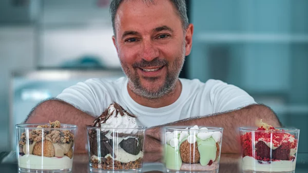 Νάξος: Το νέο μαγαζί με άπαιχτο προφιτερόλ που κάνει… σούσουρο σε όλο το νησί