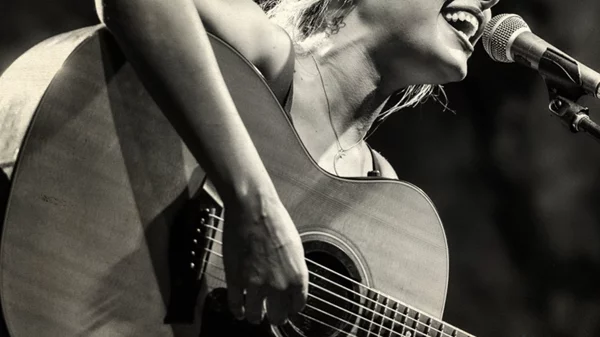 Νέες ημερομηνίες για τις εμφανίσεις της Ιουλίας Καραπατάκη στο Σταυρό του Νότου