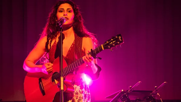 Η Μαρίνα Σπανού "κερνά μπύρα" με καλοκαιρινές μελωδίες στο Faliro Summer Theater