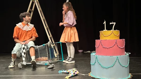 Μια χειροποίητη παράσταση κοιτά τι κρύβεται πίσω από μια τέλεια οικογενειακή φωτογραφία