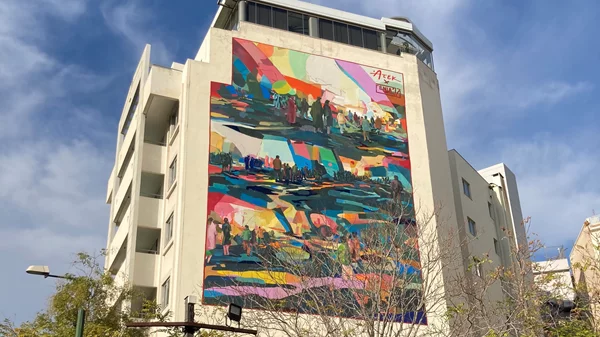 Μία νέα εντυπωσιακή τοιχογραφία για τη βιωσιμότητα των πόλεων στη "σκιά" της Ακρόπολης