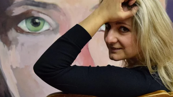 Στη νέα της ατομική έκθεση, η Εγκράτεια Ρούμπου κάνει "βουτιά στο αβέβαιο της ανθρώπινης ύπαρξης"